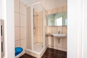 Dusche, Haartrockner, Handtücher