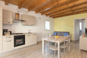 Fridge, oven, stovetop, coffee/tea maker