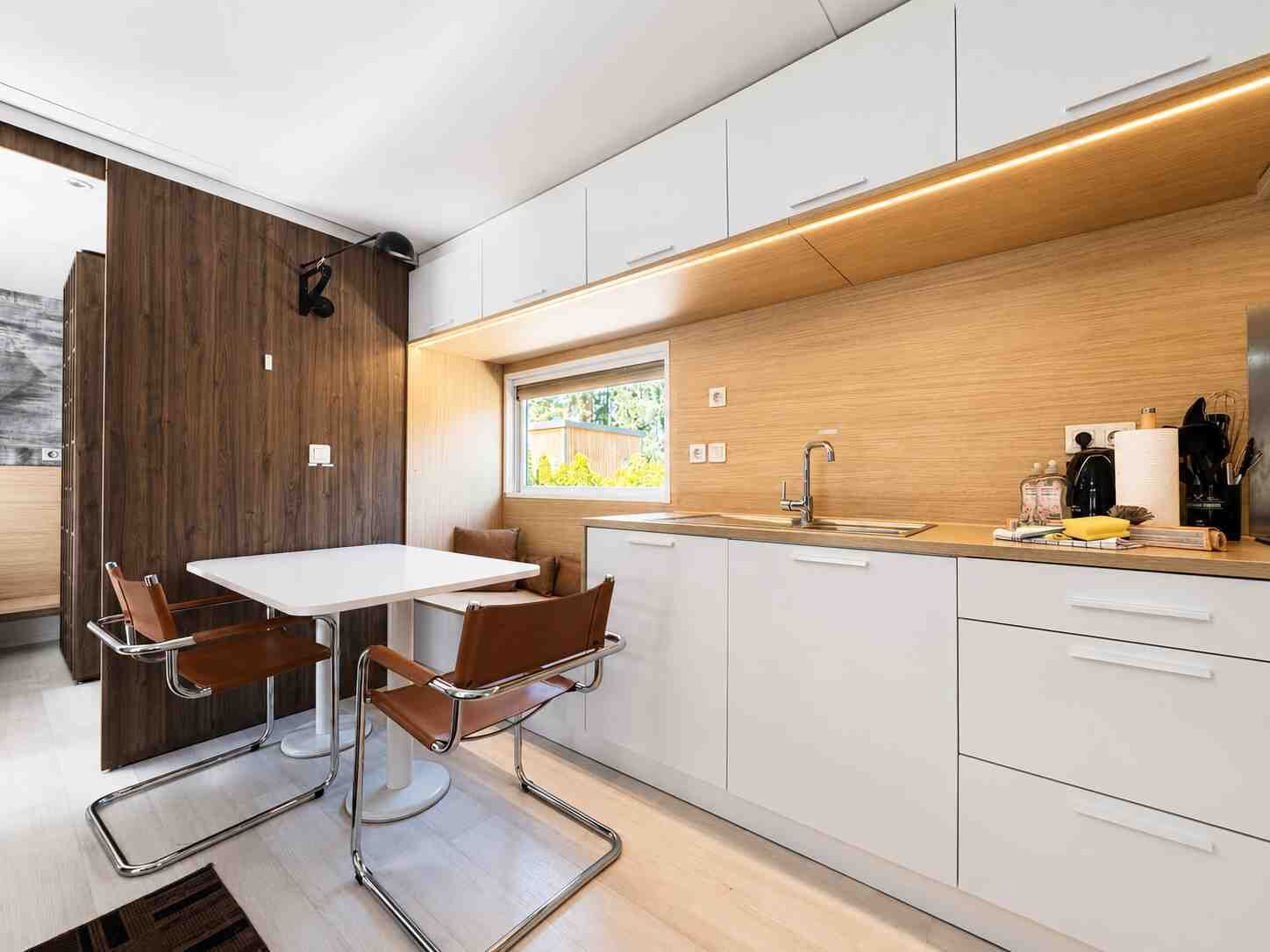 Wasserkocher mit Kaffee-/Teezubehör, Kühlschrank, Ofen, Herdplatte