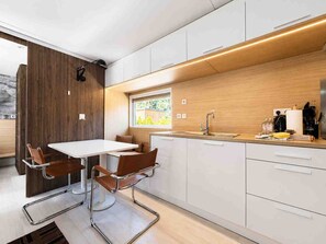 Wasserkocher mit Kaffee-/Teezubehör, Kühlschrank, Ofen, Herdplatte