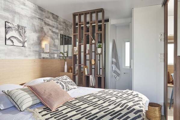 2 bedrooms, free WiFi, bed sheets - High-quality mobile home on the lake (WA 106) (Wackersdorf)