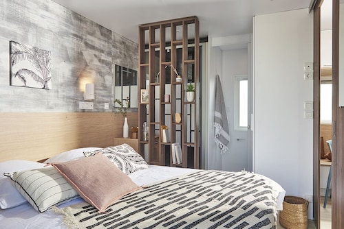 High-quality mobile home on the lake (WA 106)