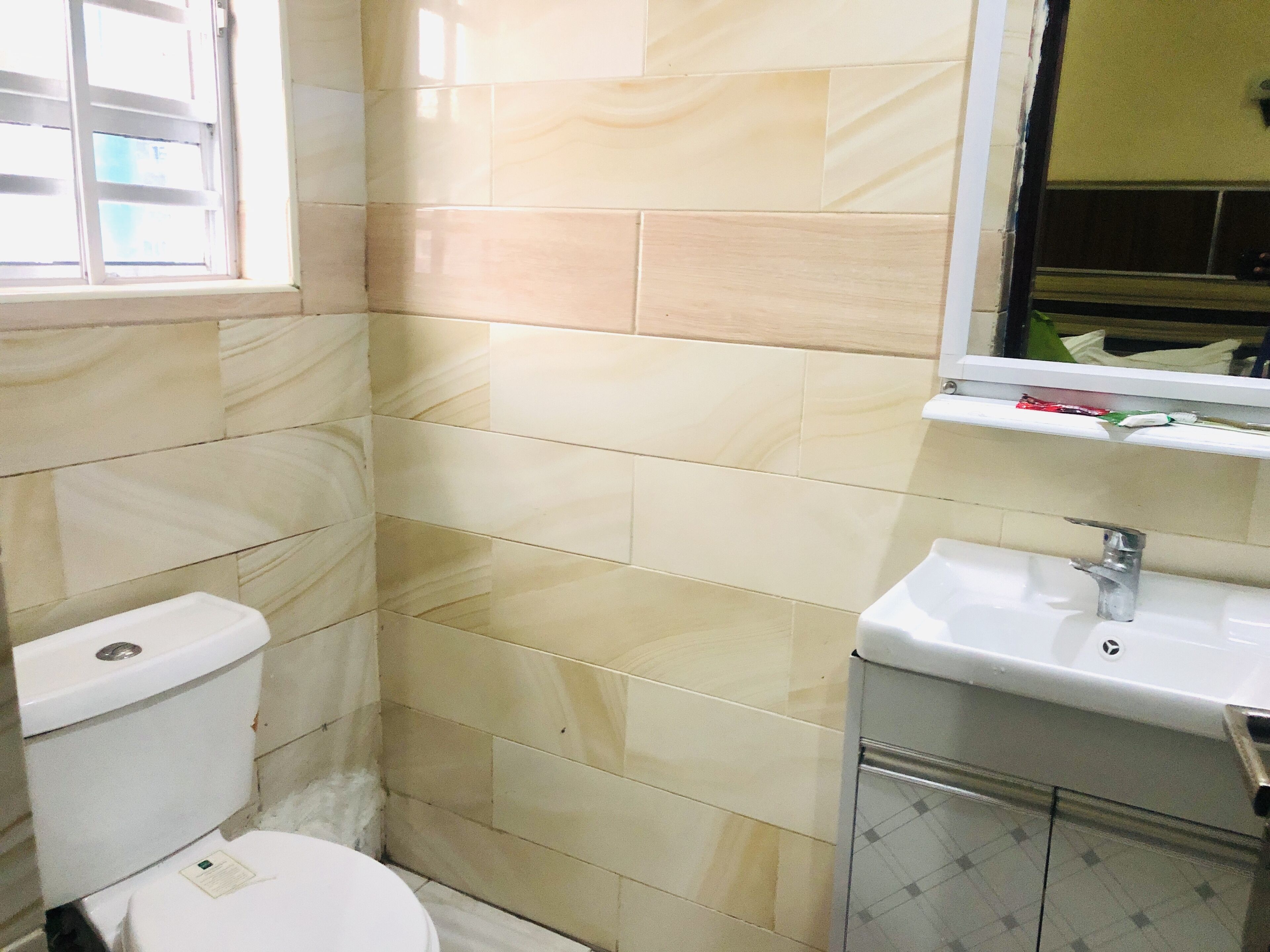 Ein Badezimmer mit Toilette, Waschbecken und Spiegel.