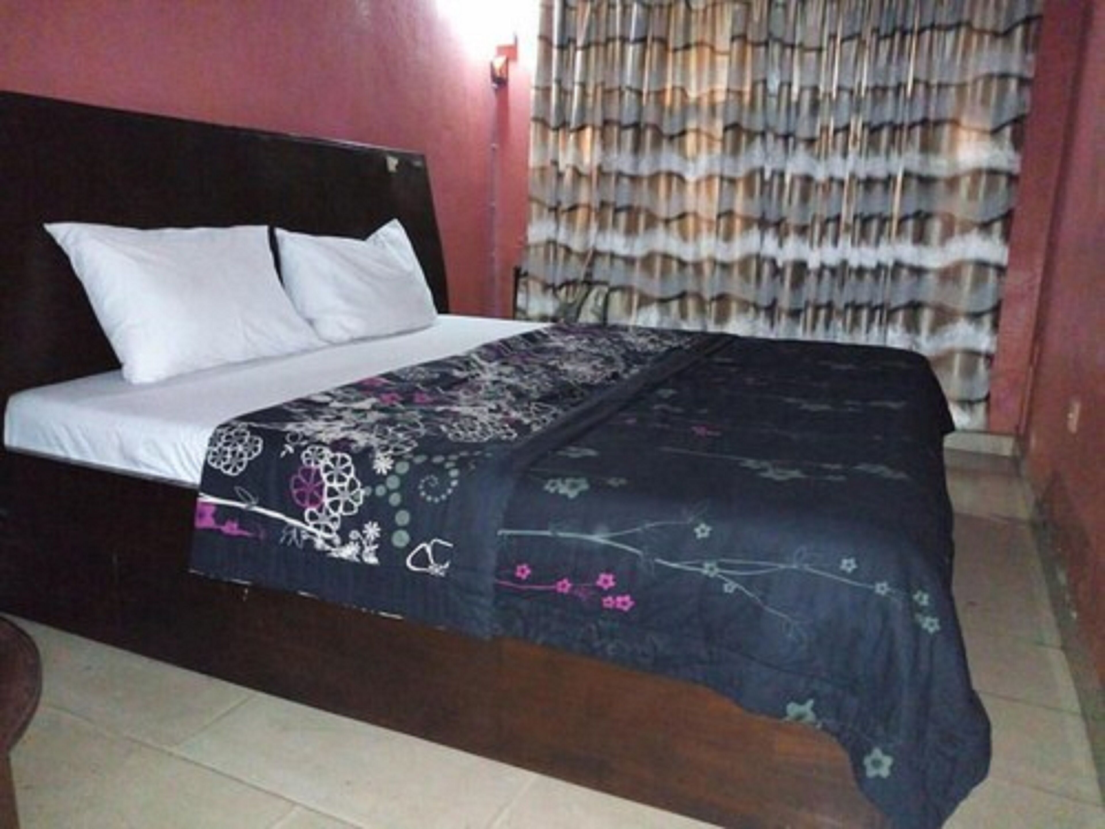 Basic Room | Egyptian cotton sheets, premium bedding, laptop workspace, free WiFi