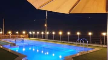 Una piscina al aire libre de temporada