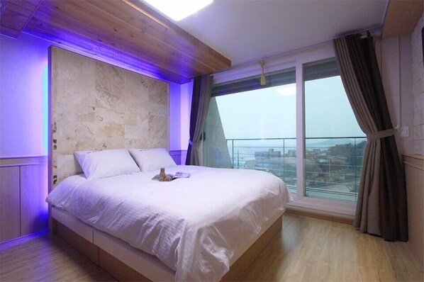 Room (Bed Type or Korean Ondol Type) | 1 bedroom, free WiFi - Blue Road Town Pension-Crystal (Yeongdeok)
