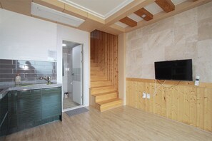 Habitación (Bed Type or Korean Ondol Type) | Área de sala de estar | Televisión de pantalla plana 