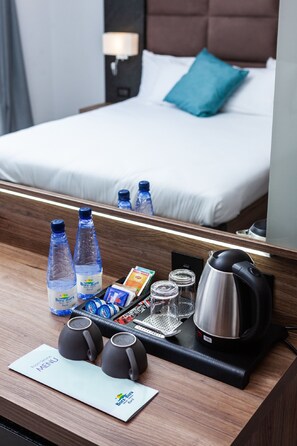 Luxe beddengoed, een minibar, een kluis op de kamer, een bureau