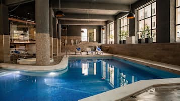 Piscina coperta, piscina all'aperto, ombrelloni da piscina, lettini