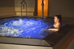 Bañera de hidromasaje cubierta