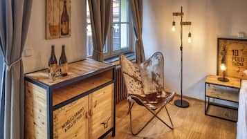 Habitación Deluxe | Área de sala de estar | Smart TV de 30 cm con canales vía satélite y televisión