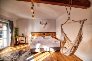 Deluxe Room | Living area | 30-cm Smart TV with satellite channels, TV