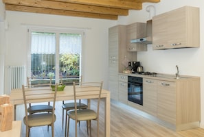 Fridge, oven, stovetop, coffee/tea maker