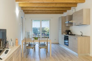 Fridge, oven, stovetop, coffee/tea maker