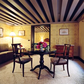 ห้องสแตนดาร์ดสวีท, 1 ห้องนอน, ปลอดบุหรี่, ห้องน้ำส่วนตัว | บริเวณนั่งเล่น | ทีวีจอแอลซีดี 24 นิ้ว พร้อมช่องดาวเทียม, ทีวี