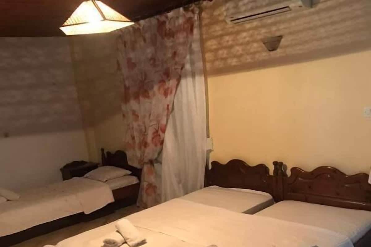 Quarto quádruplo | Quartos à prova de som, Wi-Fi de cortesia, roupa de cama