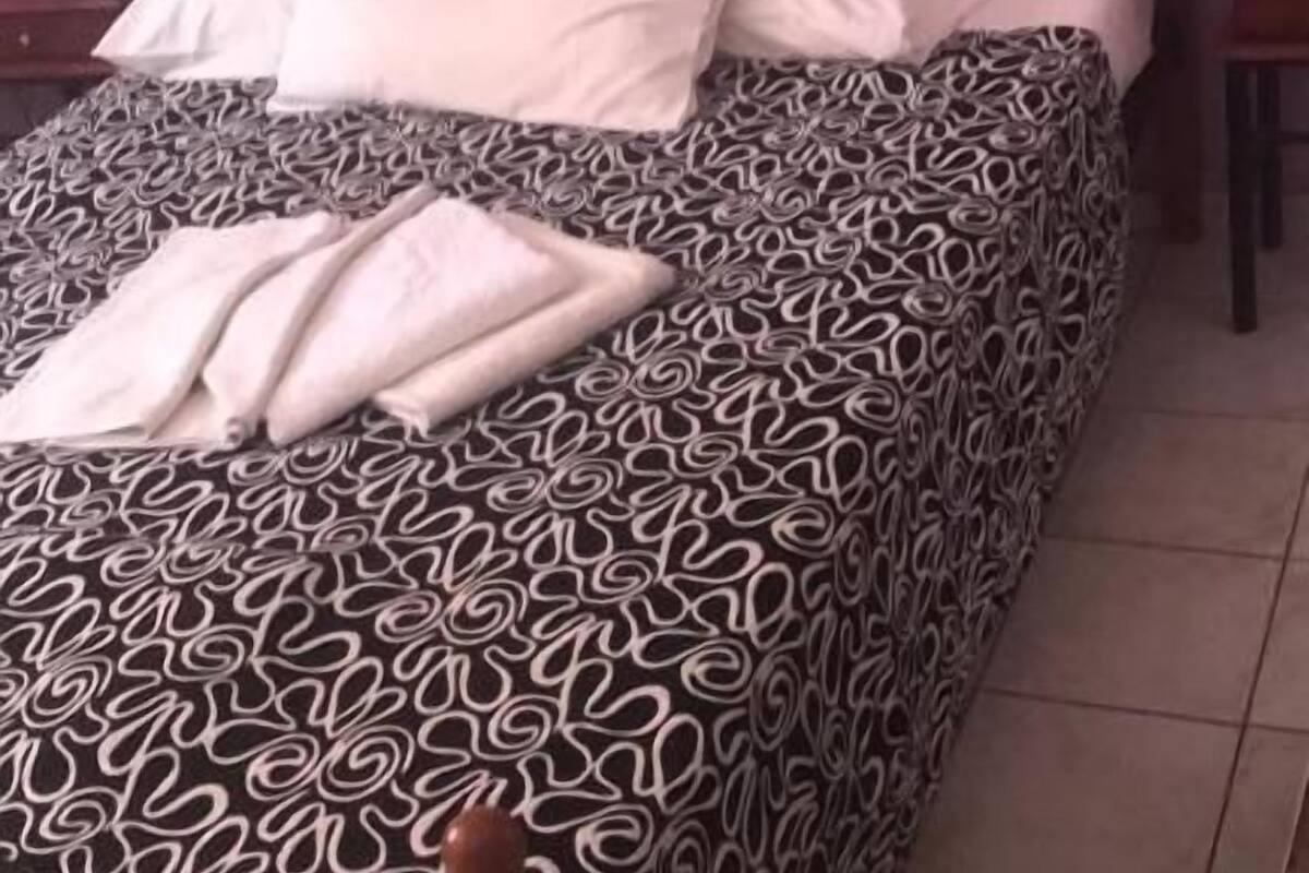Quarto casal econômico | Quartos à prova de som, Wi-Fi de cortesia, roupa de cama