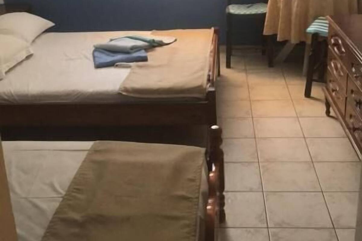 Quarto triplo econômico | Quartos à prova de som, Wi-Fi de cortesia, roupa de cama