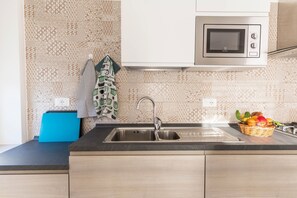 Fridge, microwave, stovetop, dishwasher - Holiday Home “Casa Balansina” Directly on Lake Garda with Wi-Fi & Terrace (Brenzone sul Garda)