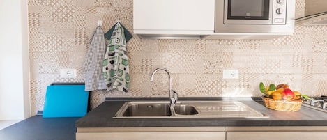 Fridge, microwave, stovetop, dishwasher