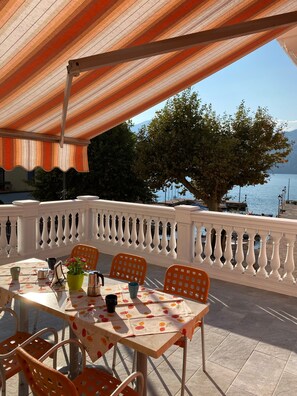 Outdoor dining - Holiday Home “Casa Balansina” Directly on Lake Garda with Wi-Fi & Terrace (Brenzone sul Garda)