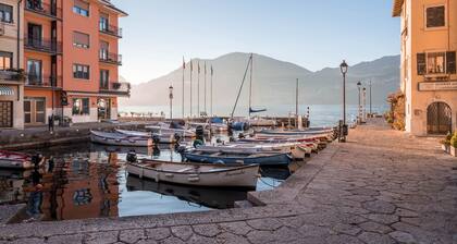 Holiday Home âCasa Balansinaâ Directly on Lake Garda with Wi-Fi & Terrace