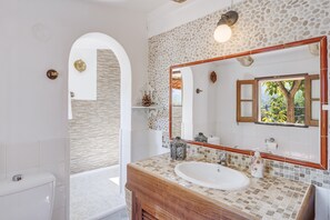Een douche, een haardroger, handdoeken