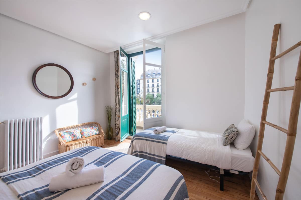 Basic Double Room, Shared Bathroom , Balcony | 무료 WiFi, 각각 다른 스타일의 인테리어, 침대 시트