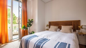 Basic Double Room, Shared Bathroom (5) | WiFi (free), individually decorated, bed sheets - Belle Époque Self Check-in Guest House (San Sebastián)