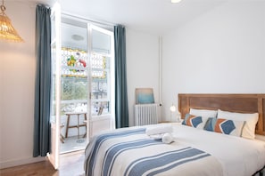 Double Room, Shared Bathroom (4) | Individually decorated, free WiFi, bed sheets - Belle Époque Self Check-in Guest House (San Sebastián)