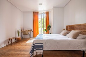Decoración personalizada, wifi gratis y ropa de cama 