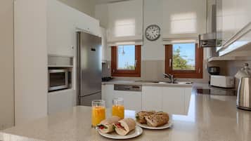 Kühlschrank, Ofen, Geschirrspüler, Wasserkocher mit Kaffee-/Teezubehör