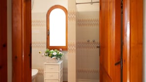 Badewanne, Haartrockner, Bidet, Handtücher