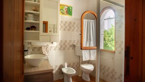 Badewanne, Haartrockner, Bidet, Handtücher