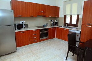 Fridge, oven, dishwasher, coffee/tea maker
