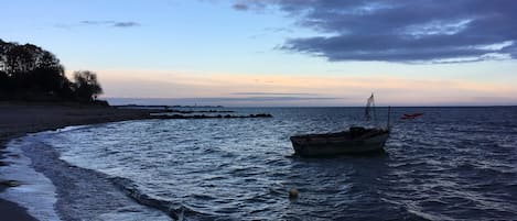 Una spiaggia nelle vicinanze