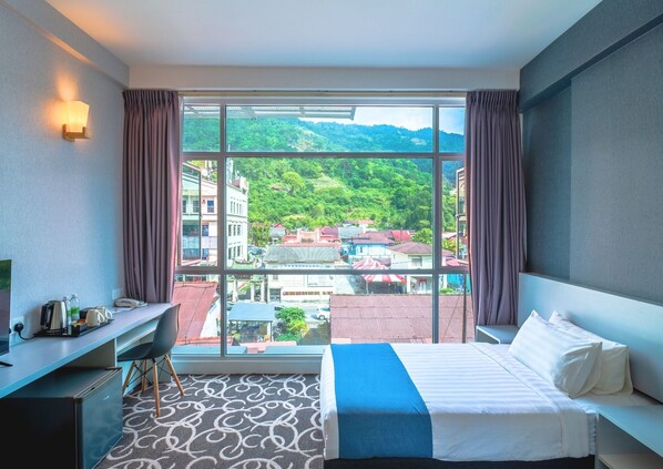 Superior Twin Room | Minibar, in-room safe, desk, laptop workspace