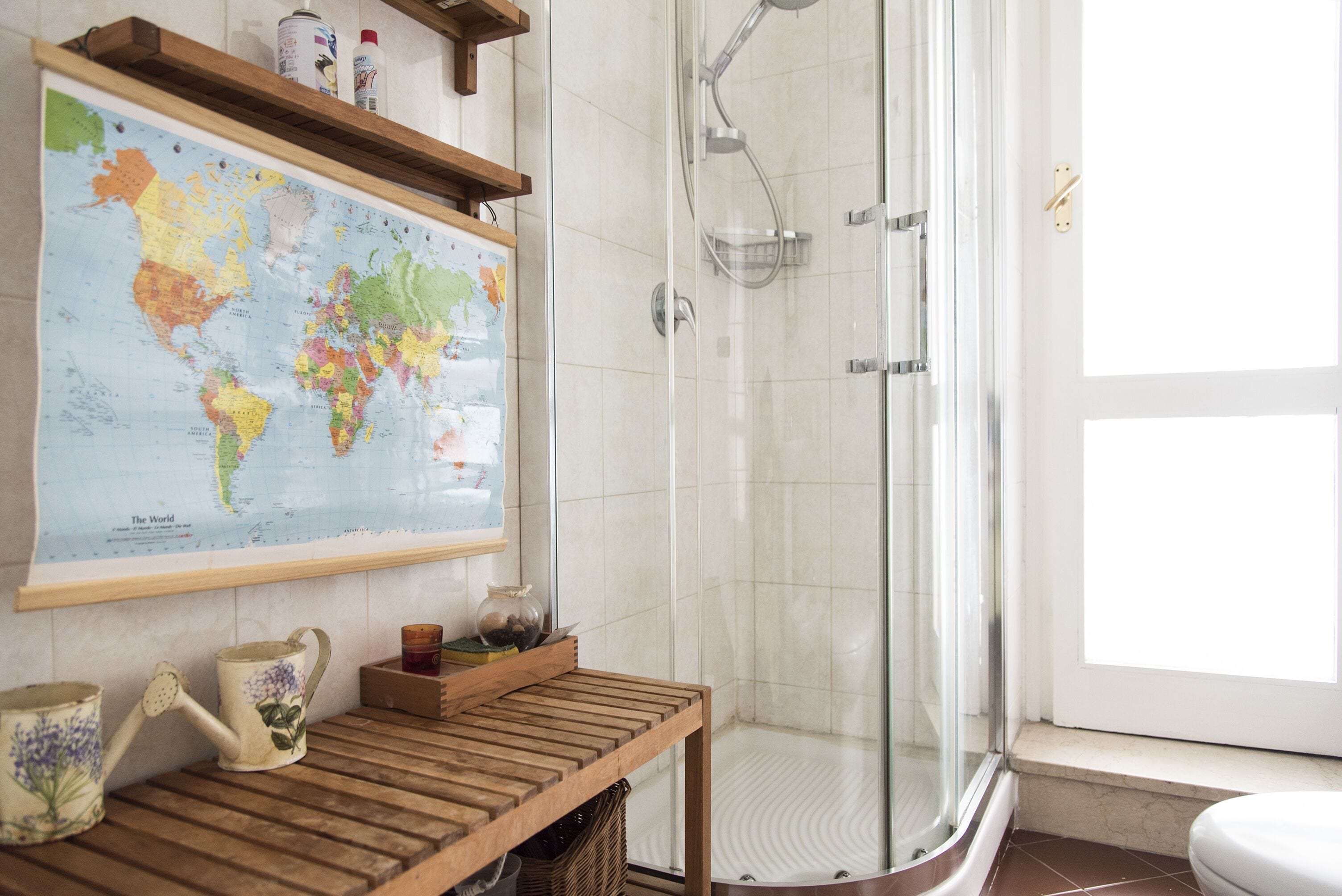 Apartamento, 1 quarto | Banheiro | Chuveiro, chuveiro com efeito de chuva, produtos de toalete grátis 