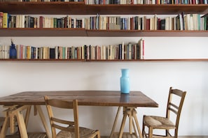 Apartment, 1 Schlafzimmer | Essbereich im Zimmer