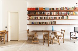 Apartment, 1 Schlafzimmer | Essbereich im Zimmer