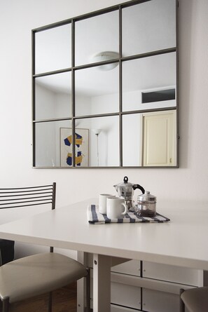 Apartment, 2 Schlafzimmer | Essbereich im Zimmer