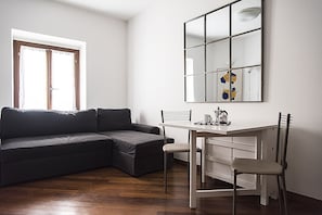 Apartamento, 2 quartos | Área de estar | TV de tela plana