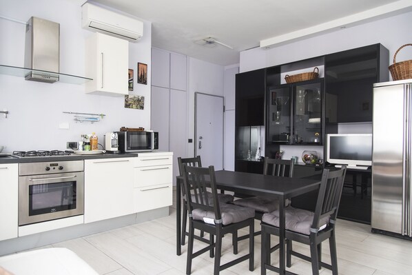 Appartement, 1 chambre | Restauration dans la chambre