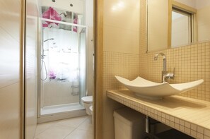Appartement, 1 slaapkamer | Badkamer | Een douche, een regendouche, gratis toiletartikelen, een haardroger