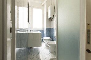 Studio | Salle de bain | Douche, douche cascade, articles de toilette (gratuits)