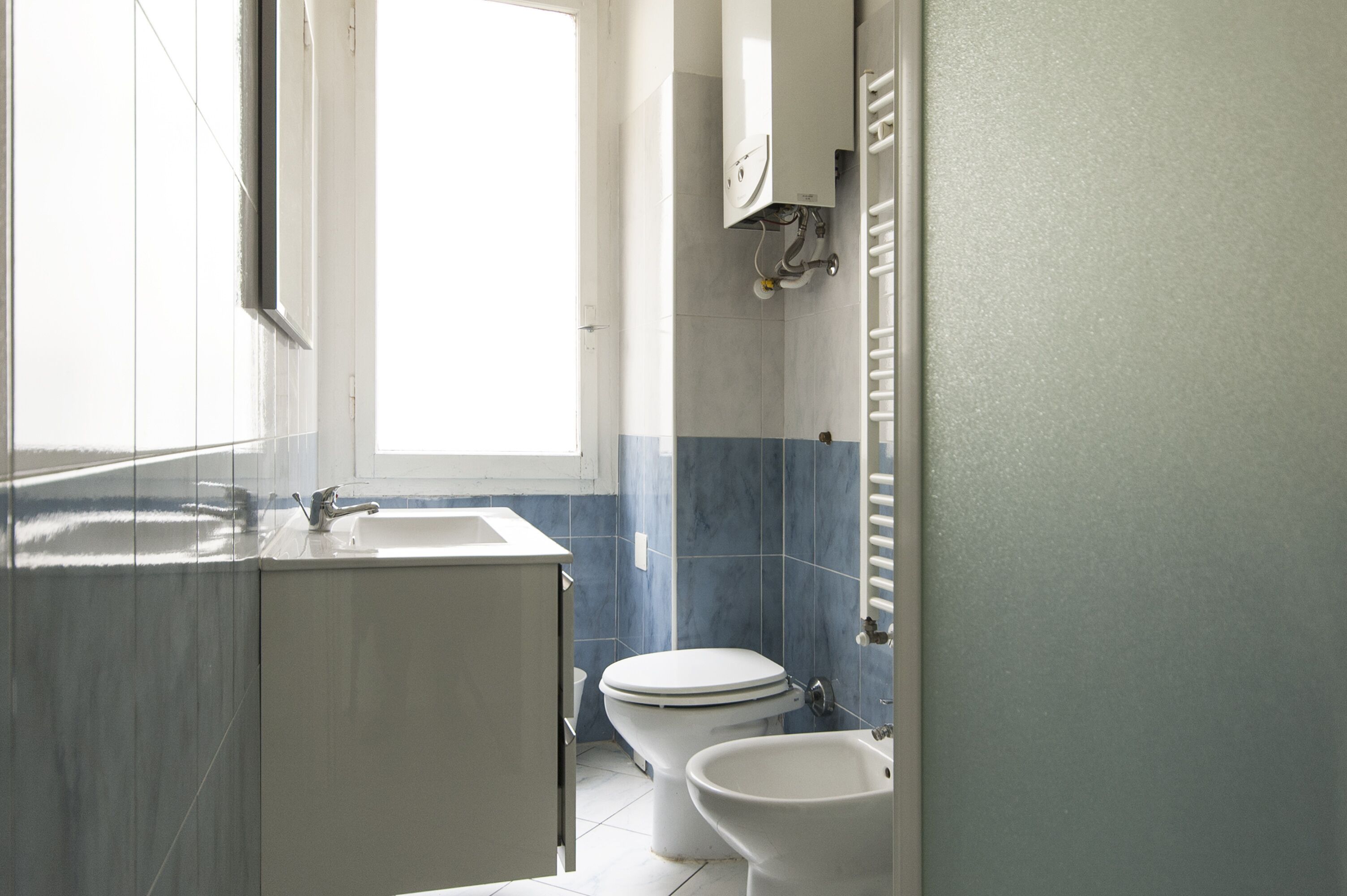 Ein Badezimmer mit Toilette, Bidet und Waschbecken.