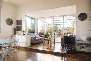 Apartment, 2 Schlafzimmer | Wohnbereich | Flachbildfernseher