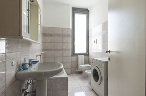 아파트, 침실 2개 | 욕실 | 샤워기/욕조 결합, 레인폴 샤워기, 무료 세면용품, 헤어드라이어