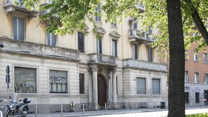 A building with a classical architectural style, featuring a central entrance with columns, large windows with shutters, and a balcony. - Bright & Cozy Flat near Navigli, Iulm, Tortona (Milan)