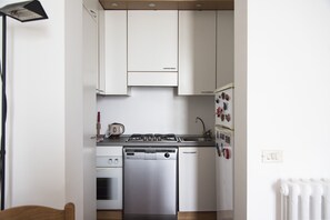 Apartment, 2 Schlafzimmer | Eigene Kochnische | Großer Kühlschrank, Ofen, Herdplatte, Kochgeschirr/Geschirr/Besteck